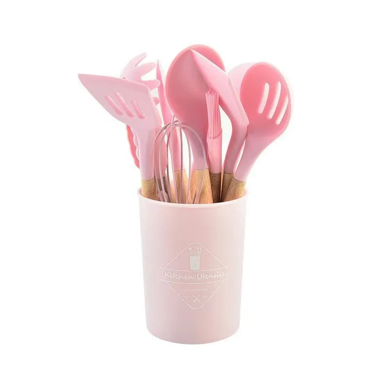 Set de utensilios ecológicos de 12 piezas con asas de madera y pala de silicona.