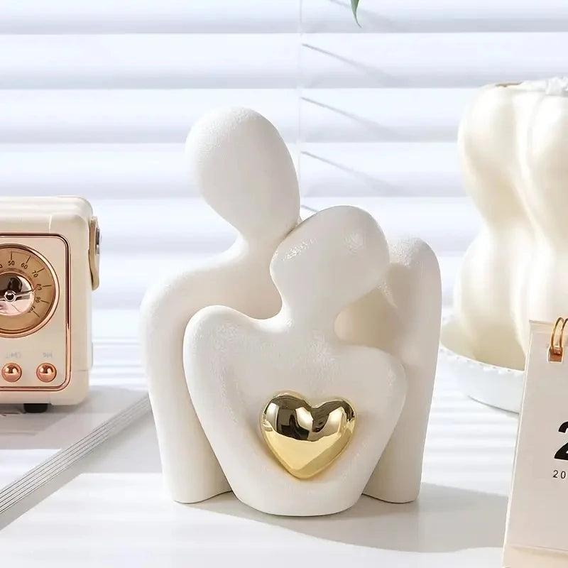 Estatua romántica de abrazo de amor.