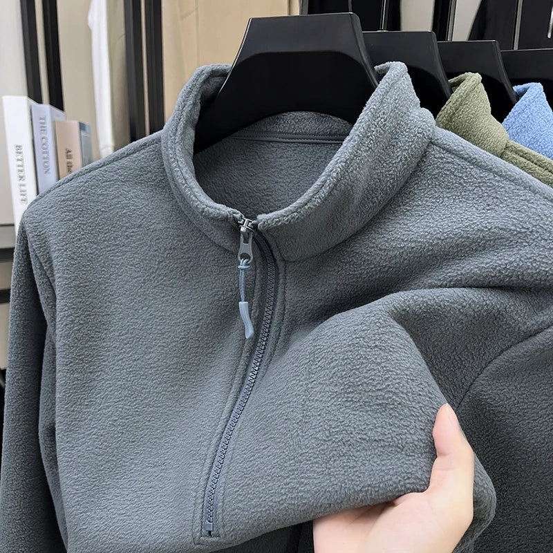 Sudadera con capucha de media cremallera de forro polar para hombre.