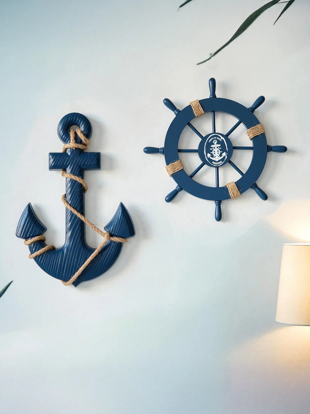 Pieza decorativa de ancla de barco de madera, de estilo mediterráneo.