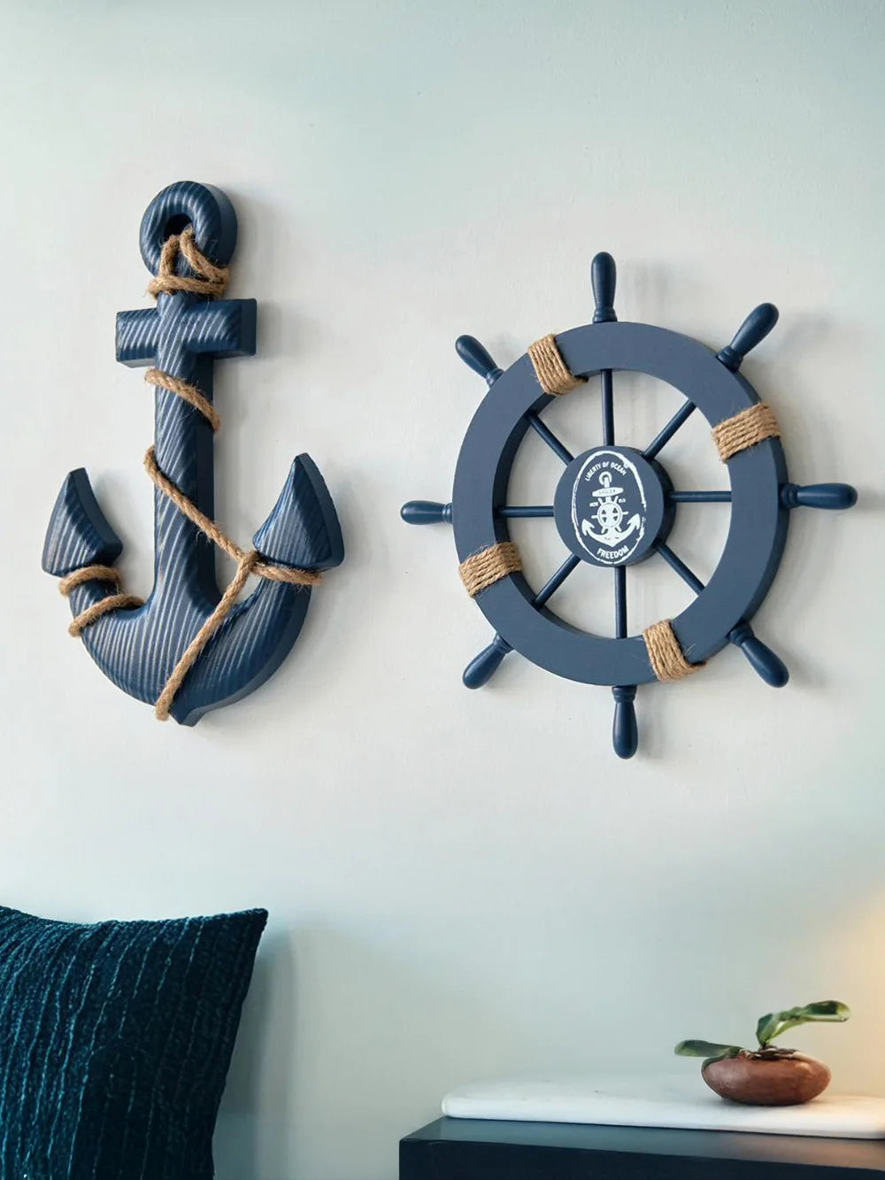 Pieza decorativa de ancla de barco de madera, de estilo mediterráneo.