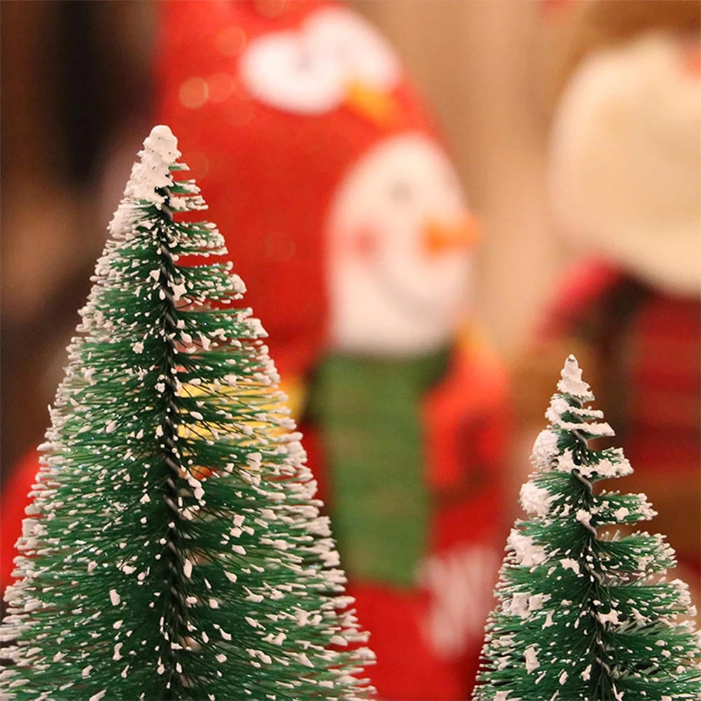 Mini adornos de árbol artificiales.