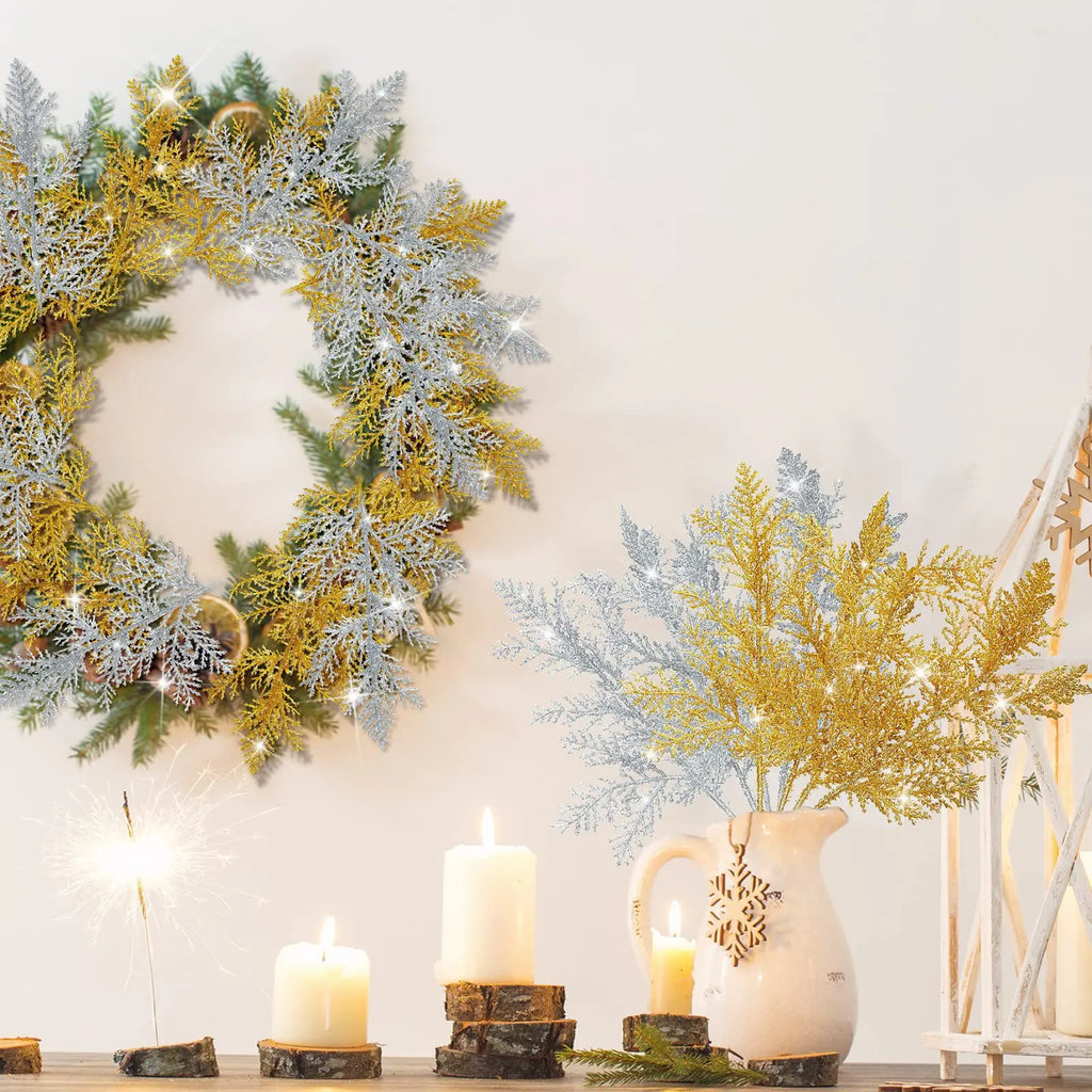 Decoración navideña, ramas brillantes, bayas, ramo de flores artificiales,