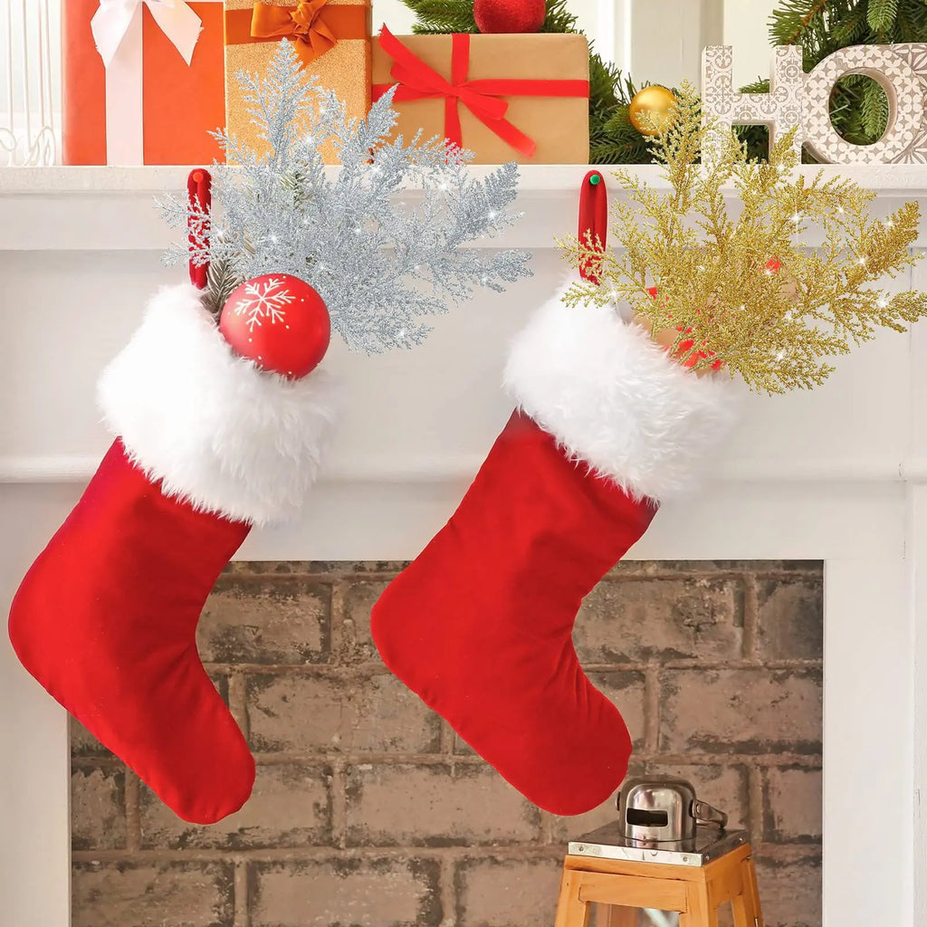 Decoración navideña, ramas brillantes, bayas, ramo de flores artificiales,