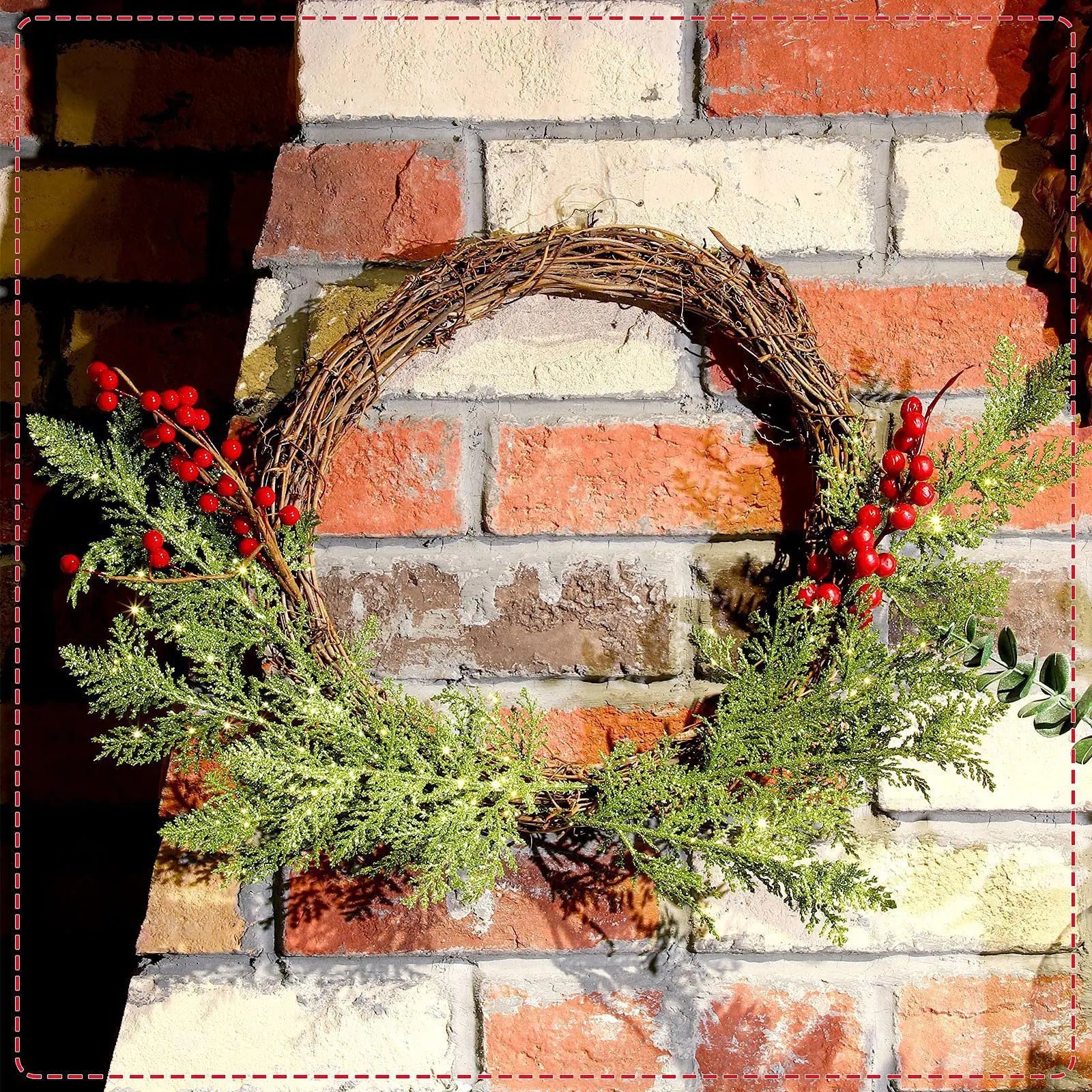 Decoración navideña, ramas brillantes, bayas, ramo de flores artificiales,